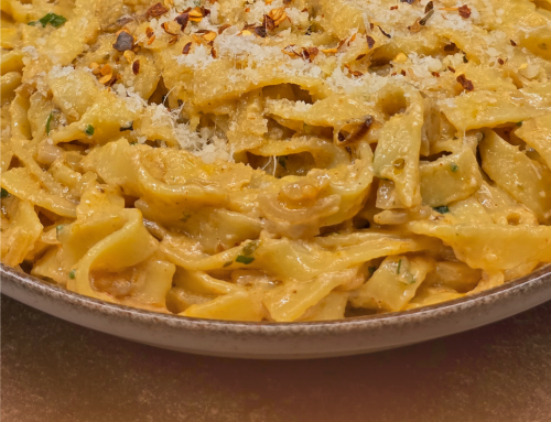Tagliatelle cu ceapă echalotte, usturoi și unt.