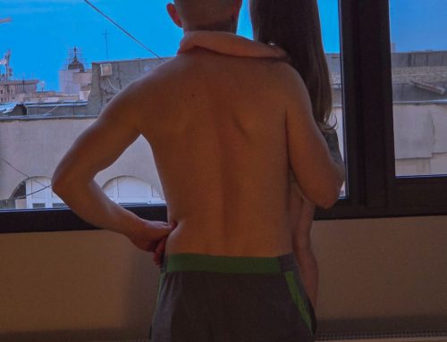 Clara îl lovește pe tatăl ei