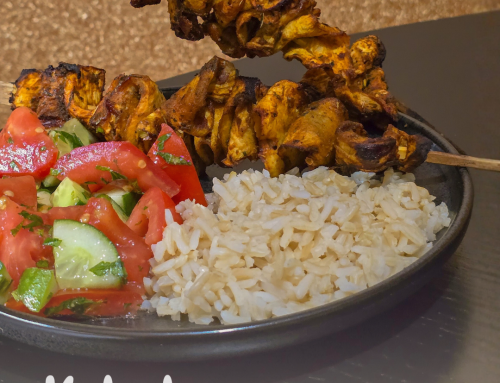 Kebab de vinete cu orez integral și salată mediteraneană